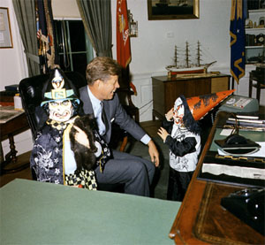 Президент Кеннеди отмечает Хэллоуин 